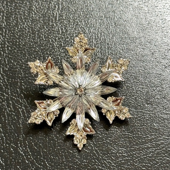 Unbranded Jewelry - Snowflake Brooch Silver Tone With Clear Crystals New